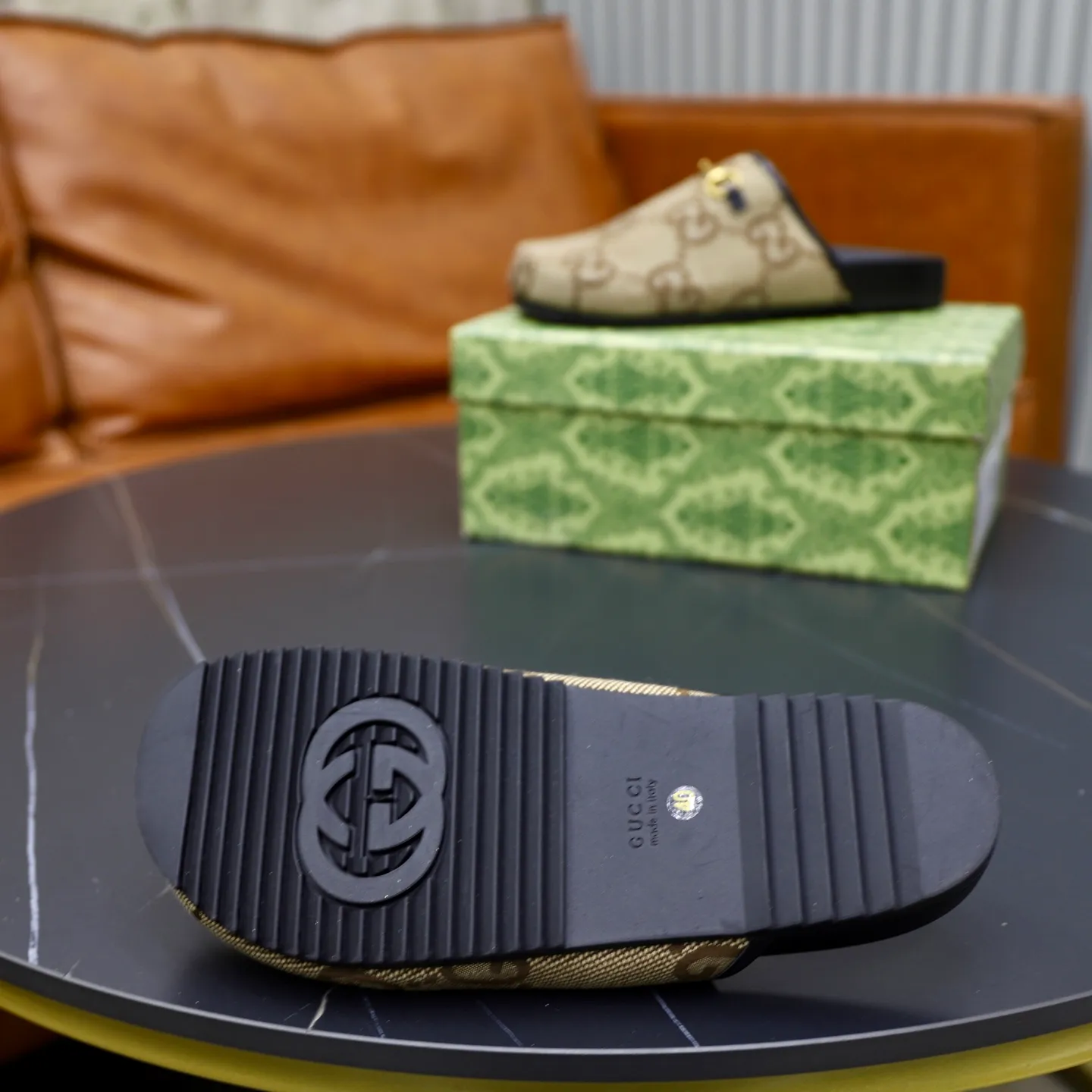 Ex-factory price: 340💰🙅‍♂️🙅‍♂️🙅‍♂️Couple model Brand: GUCCI Standard code: 35-44 (45 customized) Grade: Same as the official website Material: Original leather design Original lightweight wear-resistant molded outsole Style category: Men's fashion sandals Distinguished luxury brand elements Top luxury Color: Actual picture color